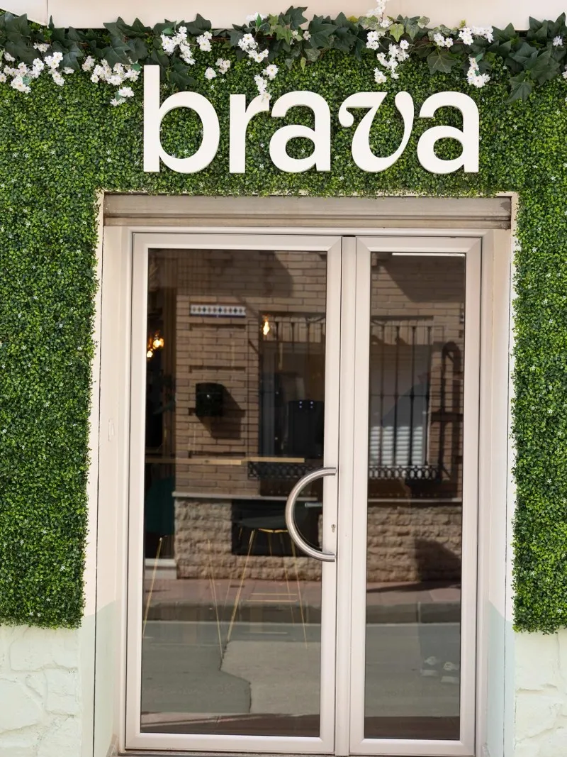 Entrada de Brava: rótulo brava sobre la pared vegetal
