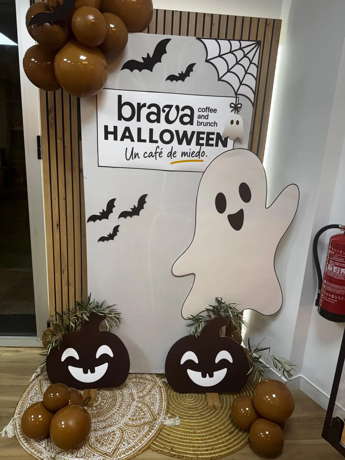El photocall de Halloween de Brava: fantasma, calabazas sonrientes, murciélagos y globos color caramelo